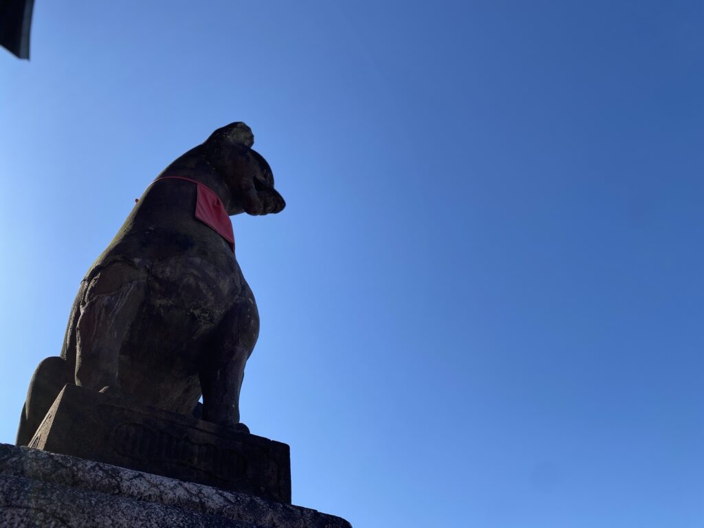 京都観光 伏見稲荷大社 道すがらにあるおもむきのある狛犬