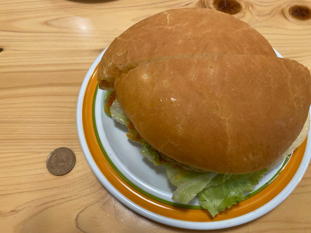 コメダ珈琲「月見バーガー」の大きさを比較確認 10円玉硬貨