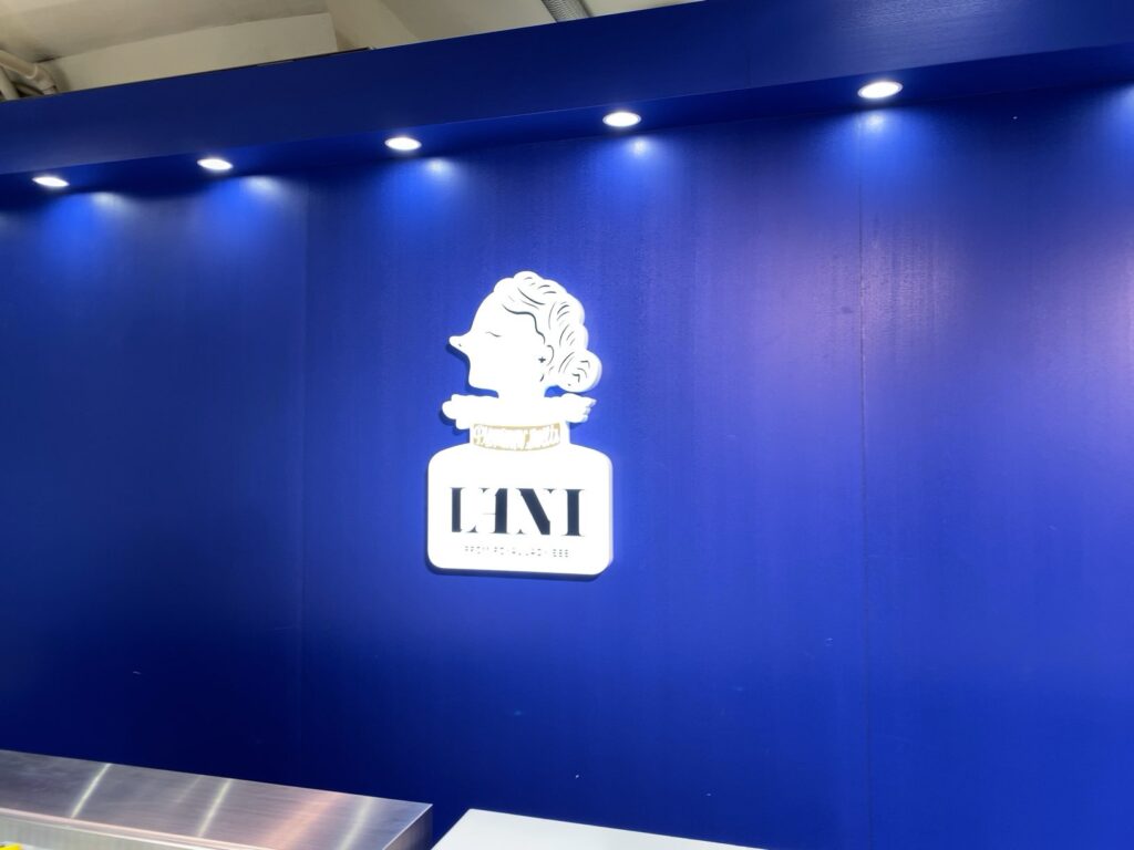 バニラお菓子専門店「VANI」店舗看板