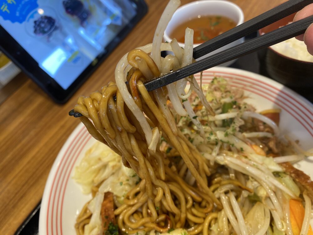 リンガーハット 地域限定 ちゃんぽん屋の焼きそば定食 実食レビュー 麺は太麺