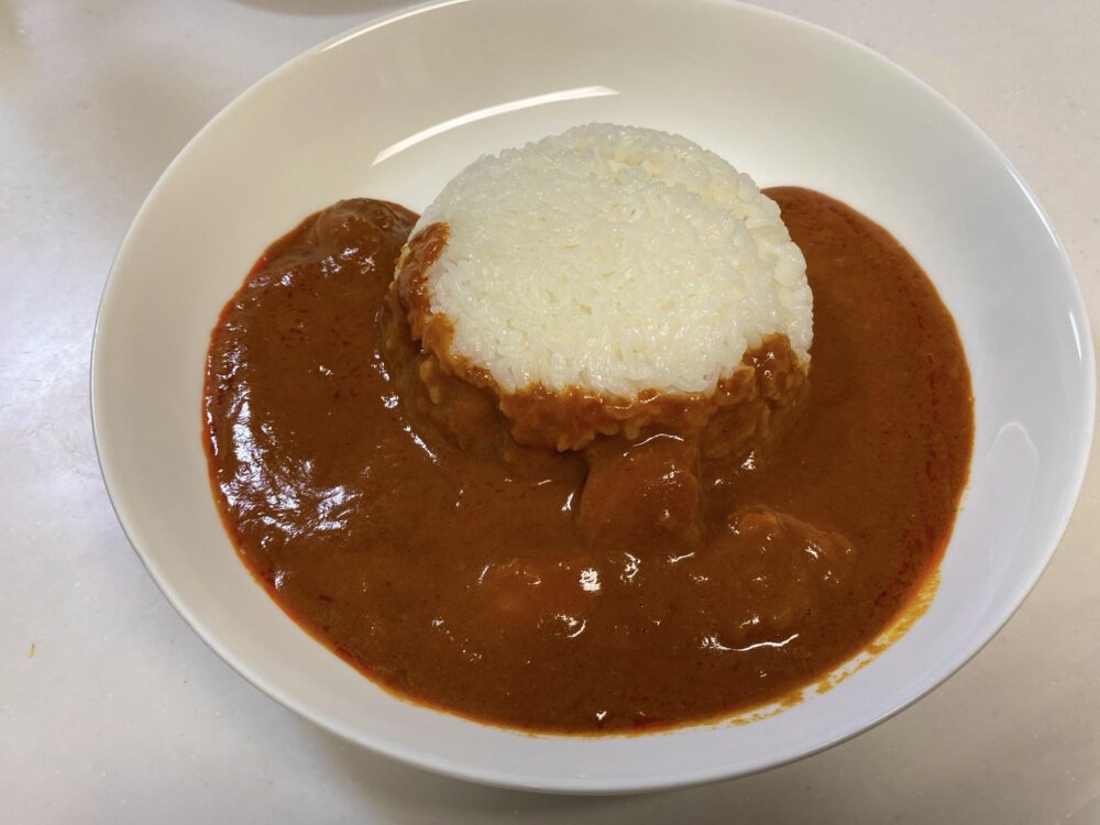 無印良品バターチキンカレー美味しくみせる方法・アレンジ ルーをかけます