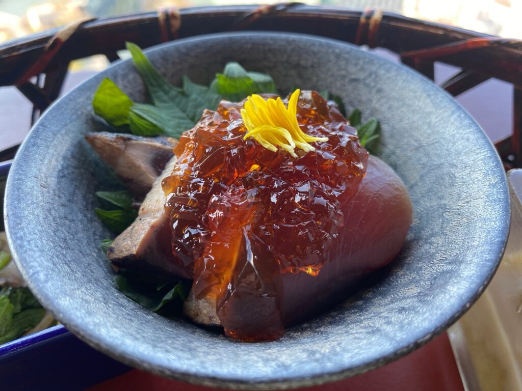 ダイナミックキッチン＆バー 燦(さん) OBPツインタワー店 竹籠膳(たけかごぜん) 戻り鰹の叩き ポン酢ジュレ