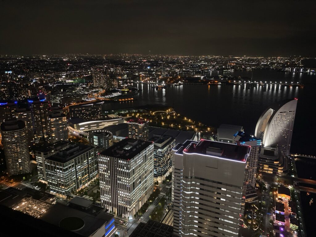 横浜ロイヤルパークホテルに宿泊した感想！ホテル 60F 部屋の内観（ベイブリッジビューの夜景）