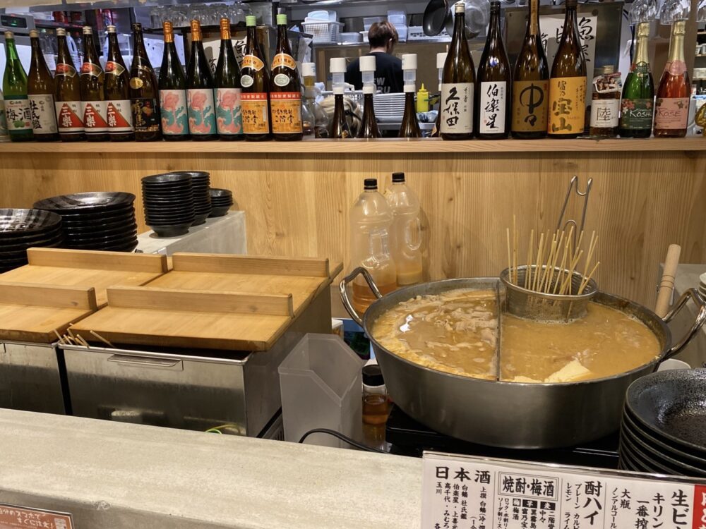 大阪 京橋「大衆酒場ニューツルマツ」店内 カウンター おでんとか