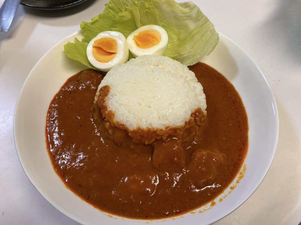 無印良品バターチキンカレー美味しくみせる方法・アレンジ　ゆで卵追加