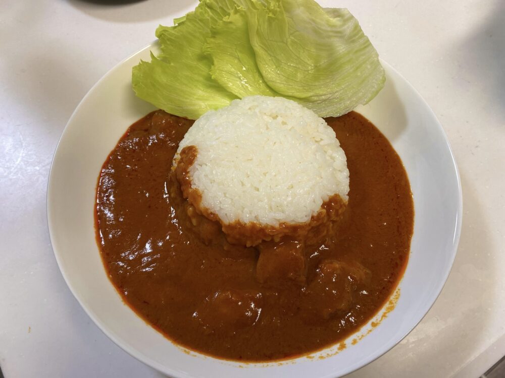 無印良品バターチキンカレー美味しくみせる方法・アレンジ レタスをおく