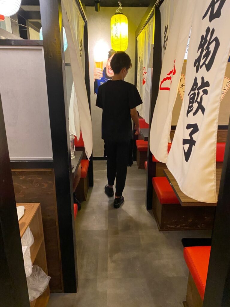 大阪 京橋 餃子のかっちゃん 入店 通路 店員さん