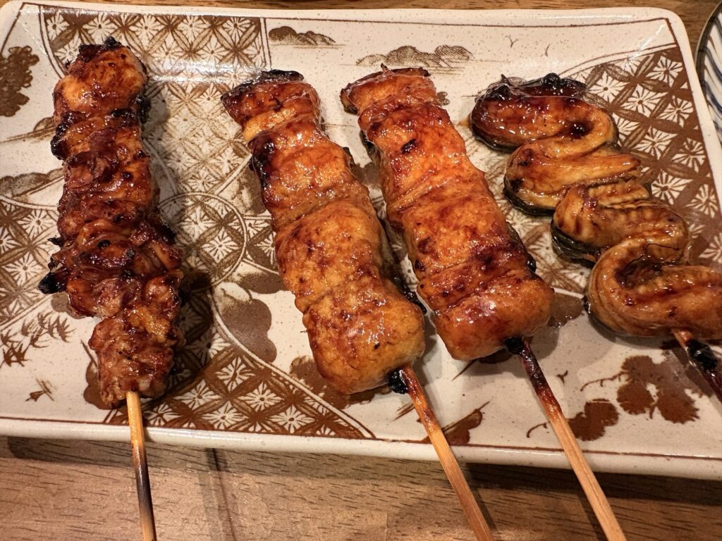 【京橋】うなぎ串でお酒がウマい居酒屋「う頂天」がリニューアルしたので行ってきた!皮のタレ(鶏)・短冊2本・くりから